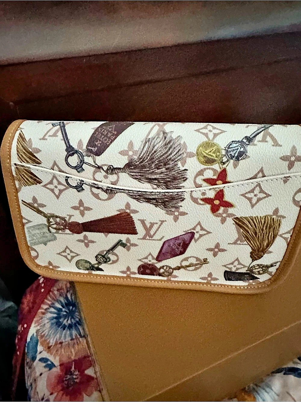 LV Crossbody Bag in White & Brown Like New - Picture 4 of 6